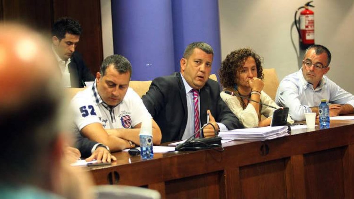 Riesco enumeró en el pleno los riesgos que implica la unificación de contratos.