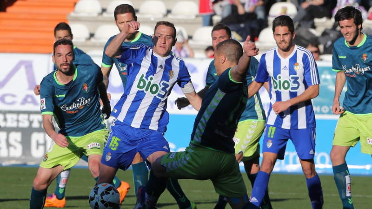 Alan Baró, en el centro, jugó en el club navarro. L. DE LA MATA