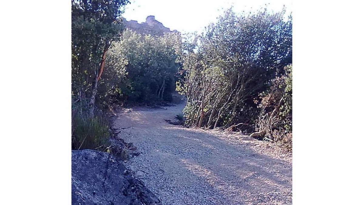 Imagen del nuevo acceso con las almenas de Cornatel al fondo.