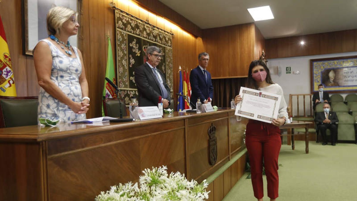 Garcés, Tesouro y Cepedano, entregaron las distinciones. JESÚS