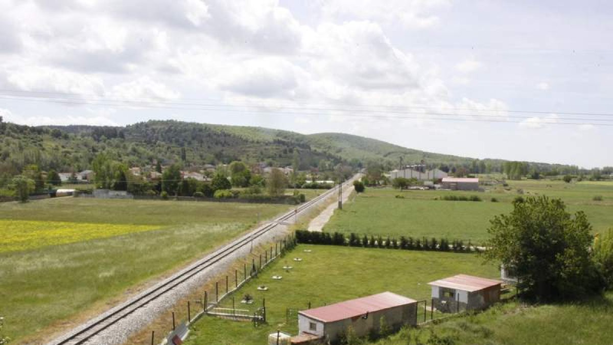 La vega de Sorriba afectada por el paso elevado de Feve. CAMPOS