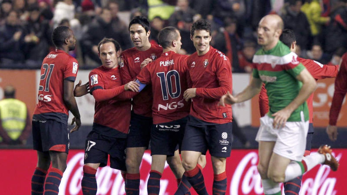 Los futbolistas de Osasuna celebran la victoria ante el Athletic de Bilbao.