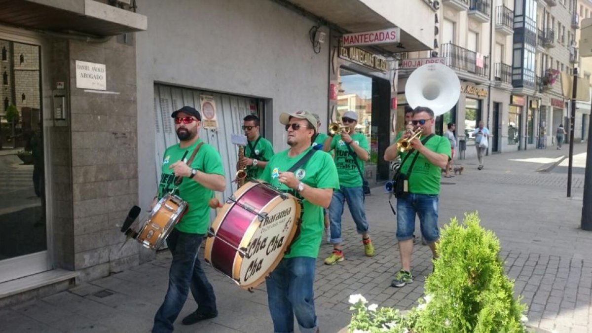 Charangada de aficionados recorriendo las calles por la mañana en Astorga