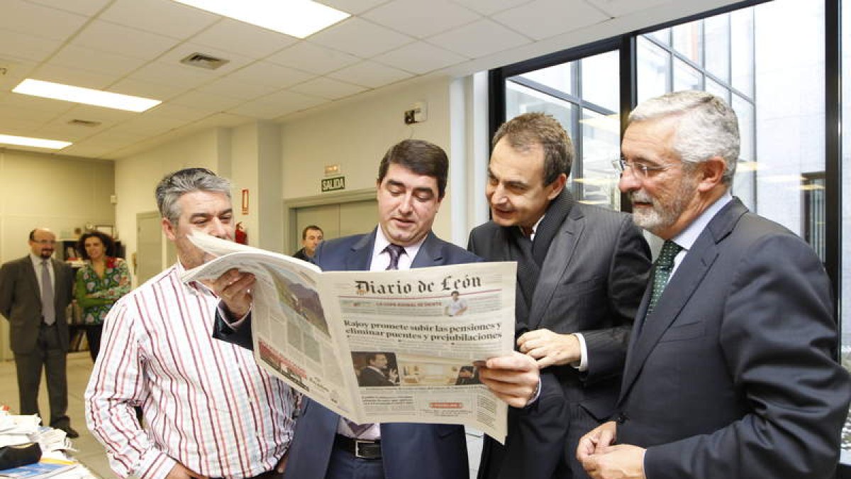 Lago enseña el Diario a Zapatero en 2011, junto a Norberto Cabezas y Santiago Sarmiento. jesús f. salvadores