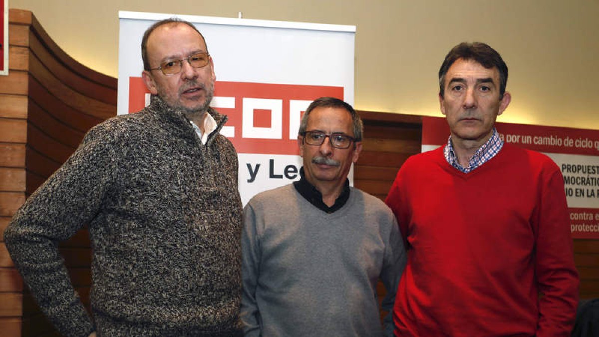 Fernández, Górriz y Hernández, ayer en la asamblea.