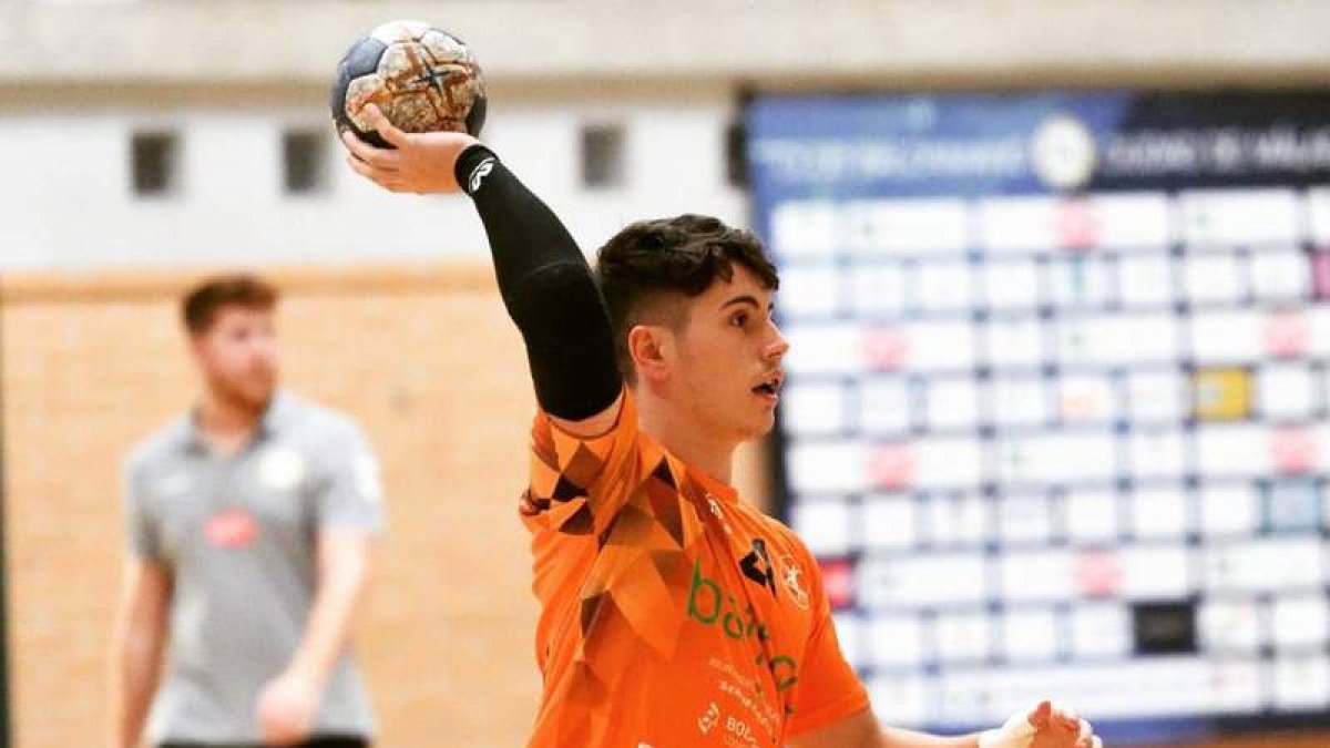 Isi Martínez acaba de ascender a la Liga Asobal con el Balonmano Torrelavega. DL
