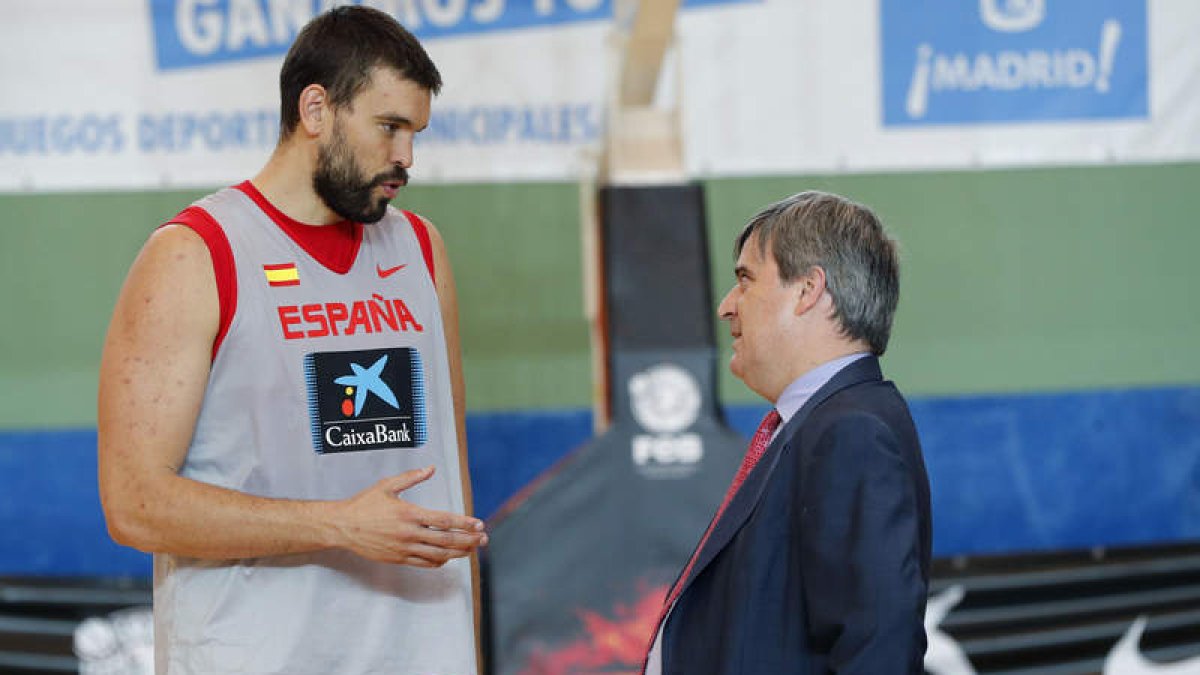 Marc Gasol conversa con Miguel Cardenal durante la concentración de España para preparar los Juegos. CHEMA MOYA