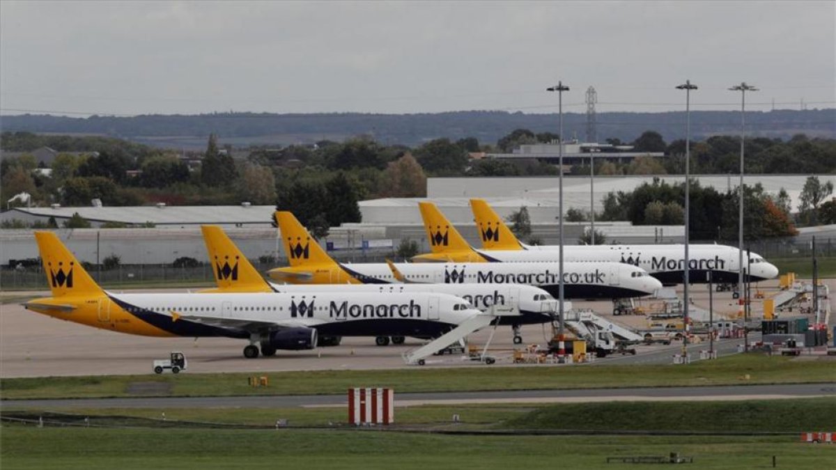 Aviones de Monarch en el aeropuerto de Birmingham, en el Reino Unido.