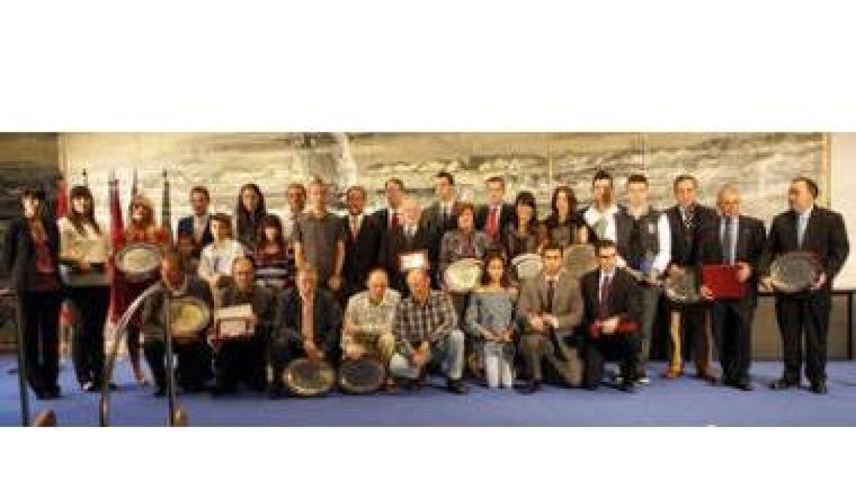 Foto de familia de los premiados en la gala.