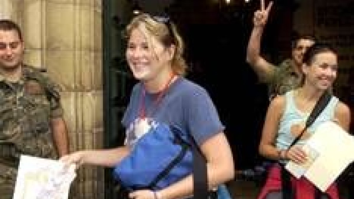 Jenna no llama tanto la atención como el tremendo séquito de guardaespaldas que la protegen