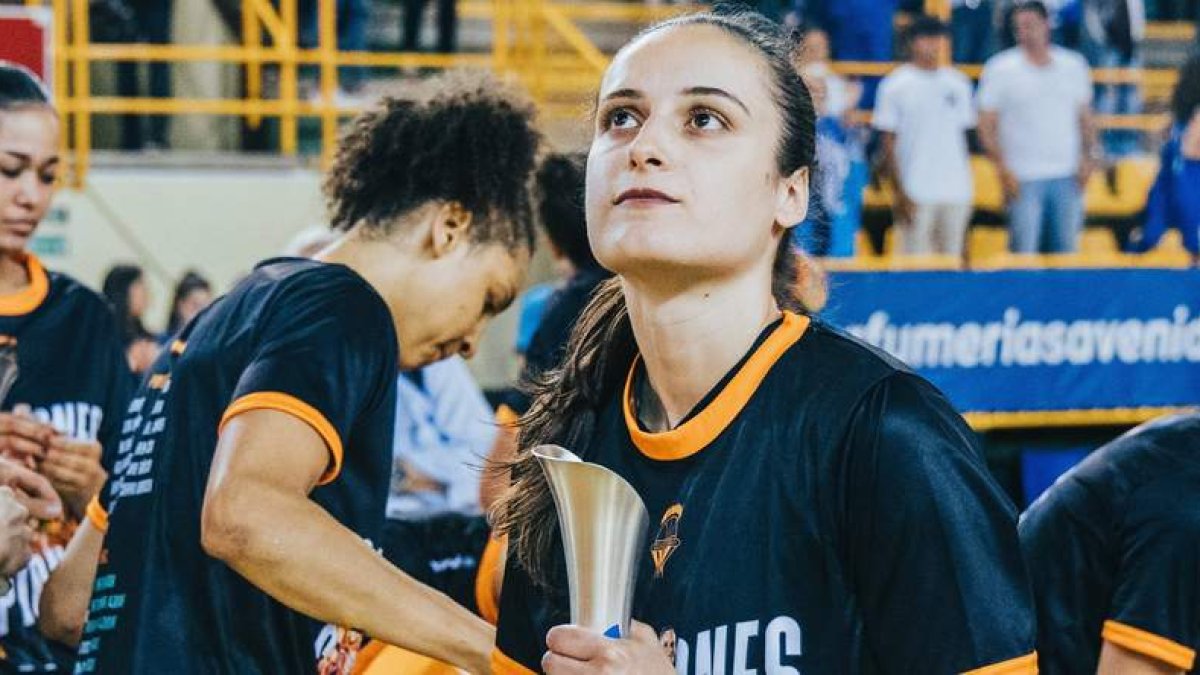 Ángela Salvadores, flamante campeona de la Liga. VALENCIA BASKET