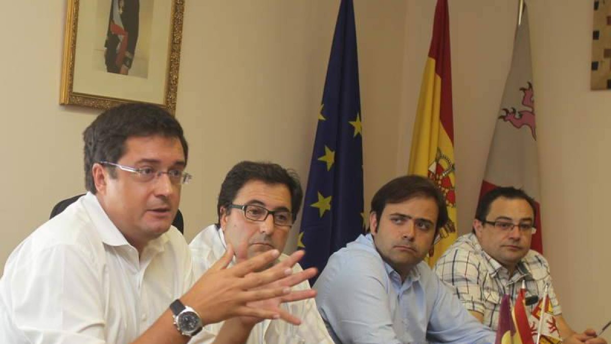 Óscar López, el alcalde de Toral, Pedro Fernández, Tino Rodríguez y Julio César Fernández.
