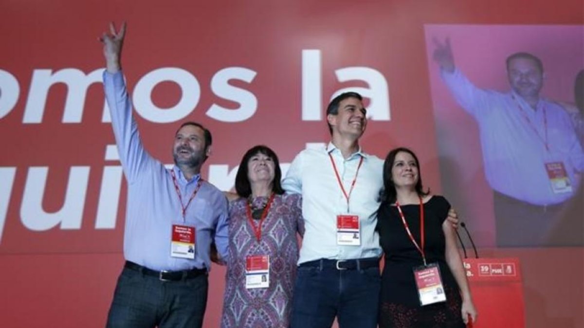 Pedro Sánchez, junto a sus principales colaboradores, este sábado en la inauguración del congreso del PSOE.