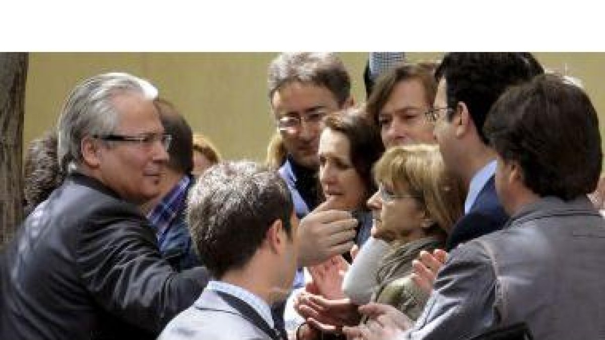 Garzón saluda a un grupo de simpatizantes a la salida de la Audiencia Nacional esta mañana.