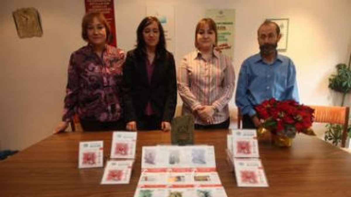 Responsables de Alcles con Ana Lorenzo, de CajAstur.