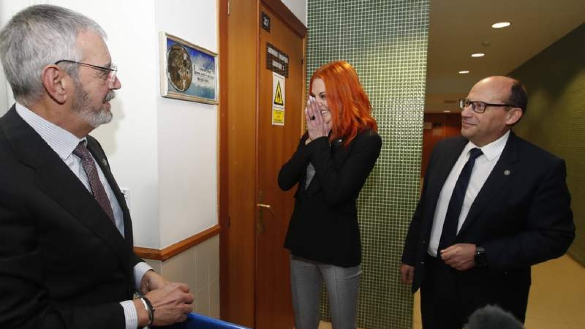 Sara, emocionada al descubrir la placa con su nombre. RAMIRO