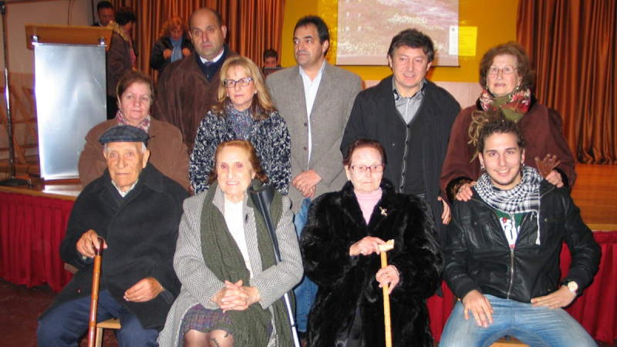 Algunos homenajeados y familiares de otros, con el alcalde y representantes municipales.