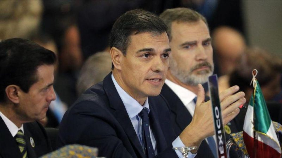 El presidente del Gobierno, Pedro Sánchez, junto al Rey, en la Cumbre Iberoamericana de Guatemala
