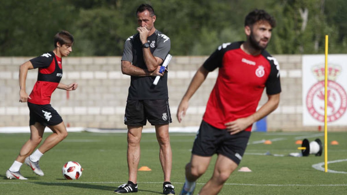 Aira tendrá la oportunidad de comprobar el estado del equipo y sus prestaciones a una semana vista del estreno liguero el sábado 24 frente al Amorebieta. JESÚS F. SALVADORES