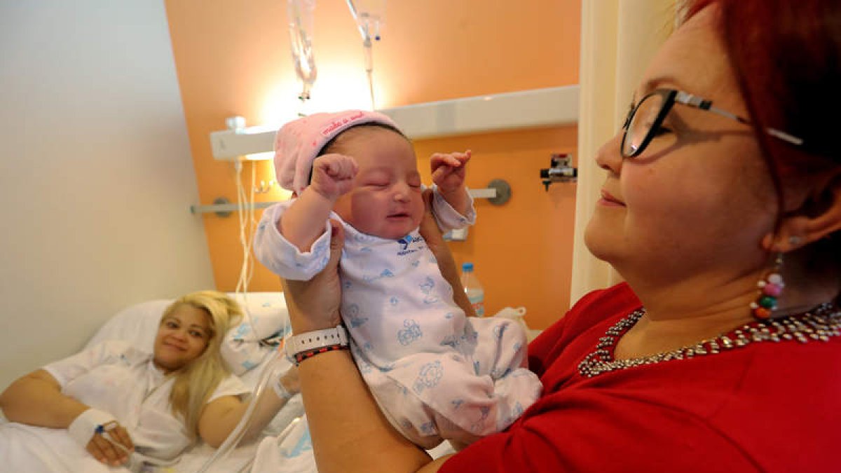 Emely Cecilia, sostenida por su abuela y observada por su madre, Maribel Cecilia. ANA F. BARREDO