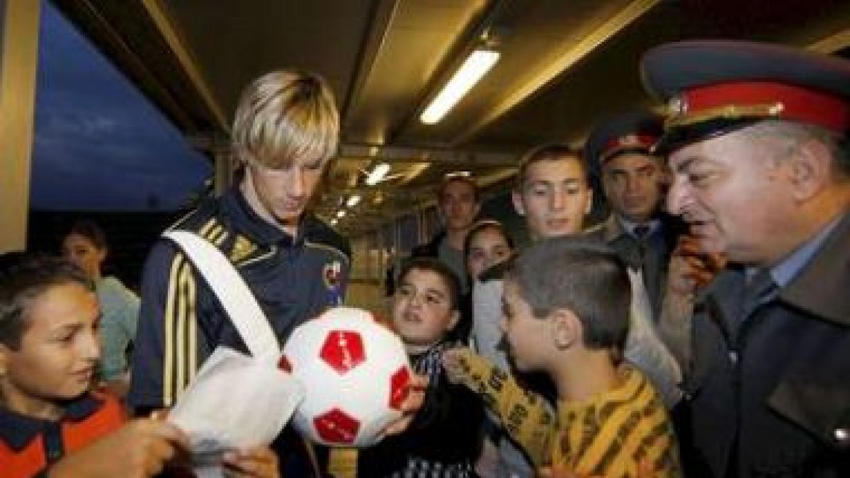 Fernando Torres firma autógrafos a su llegada a Ereván.