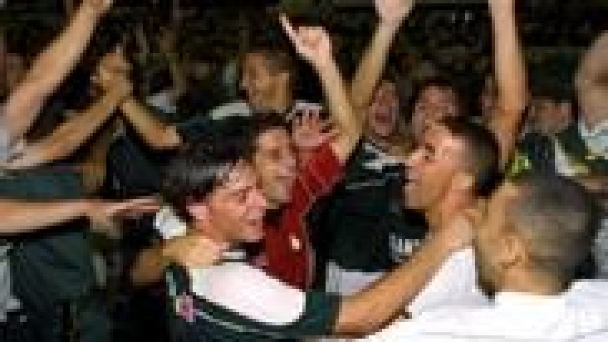 La afición del Novelda celebra la clasificación de su equipo