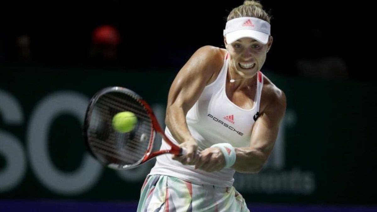 Kerber conecta un revés en su partido ante Halep.