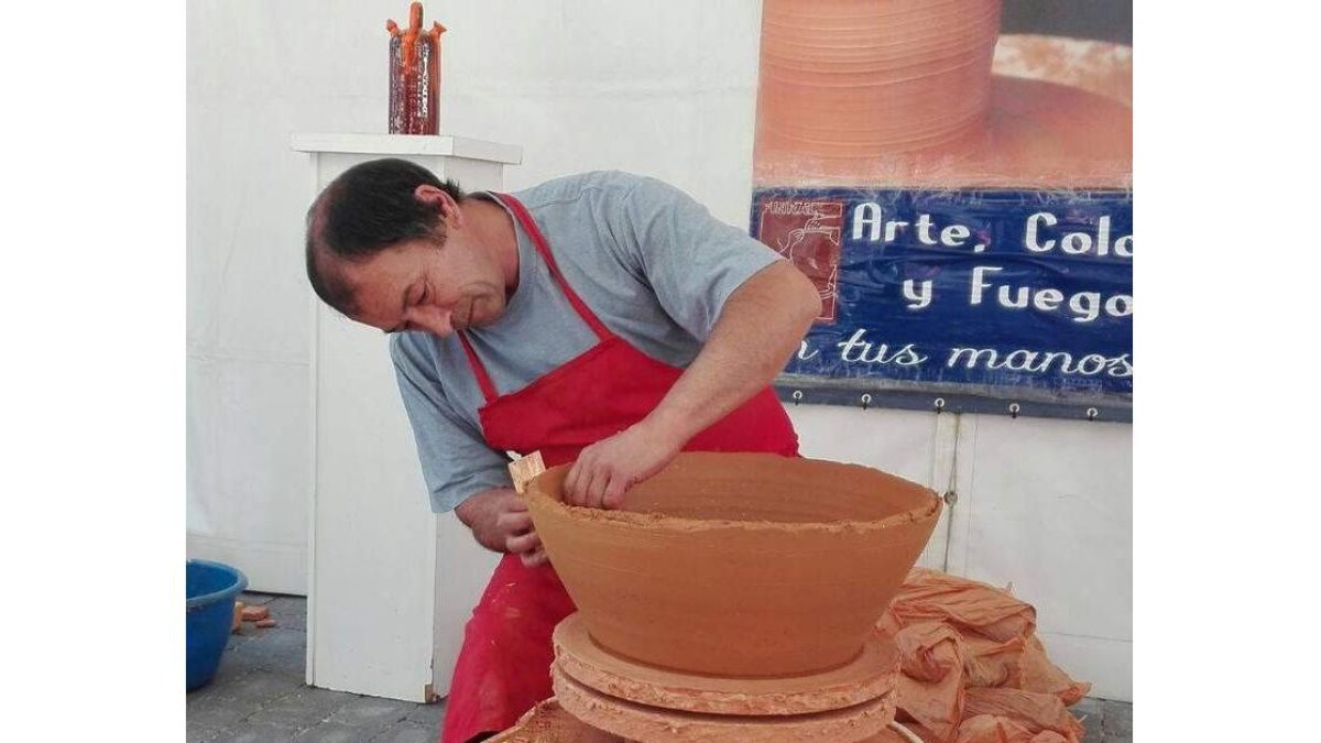 La destreza mostrada en juegos autóctonos y la elaboración de la pieza gigante de barro acapararon ayer las miradas del público. ARAUJO