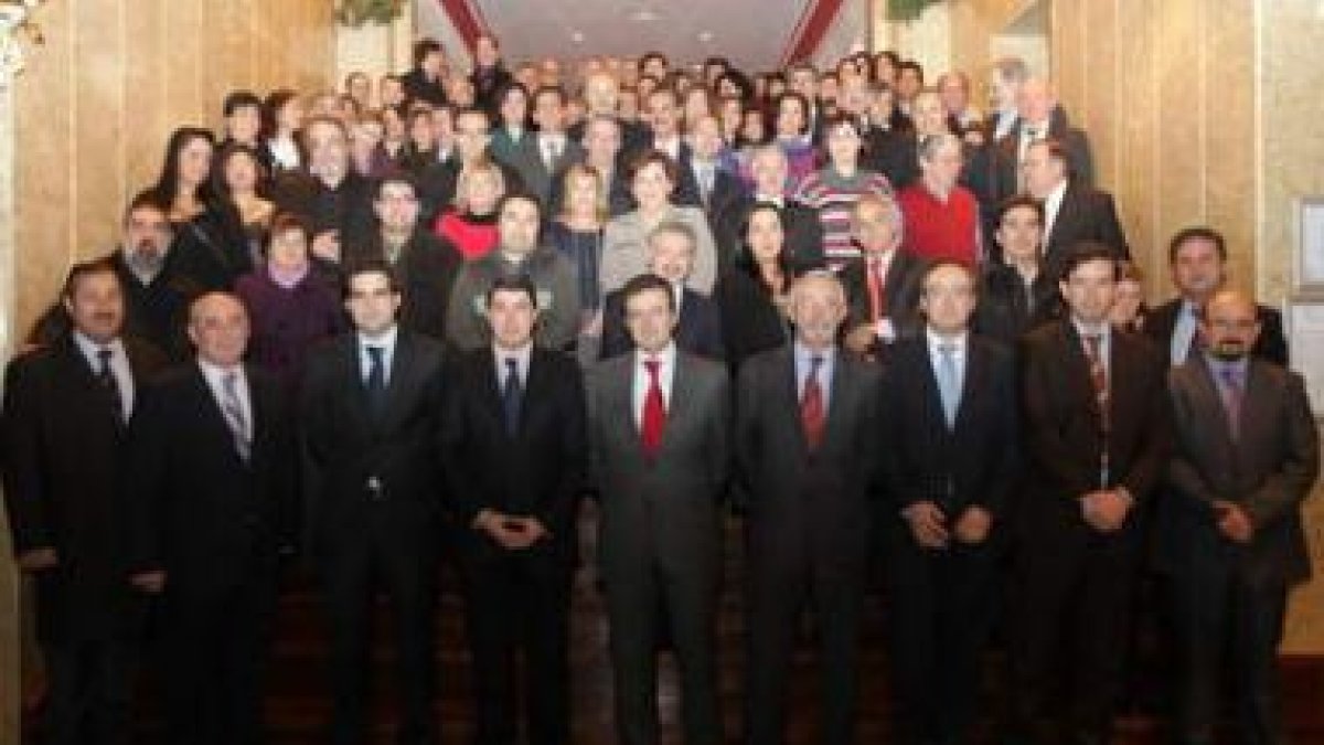 La plantilla, colaboradores y el equipo directivo de Diario de León, en la foto de familia.