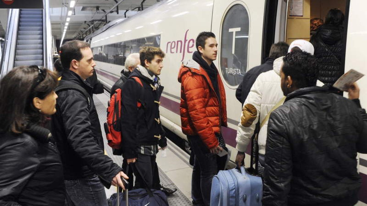 Un grupo de viajeros sube al tren en la estación de Gerona.