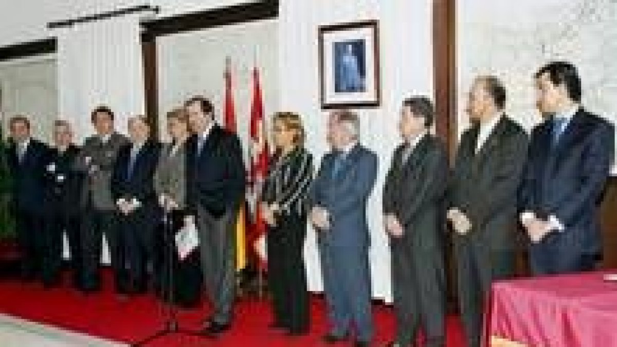 Herrera, en el centro, durante la firma del convenio del programa en el 2004