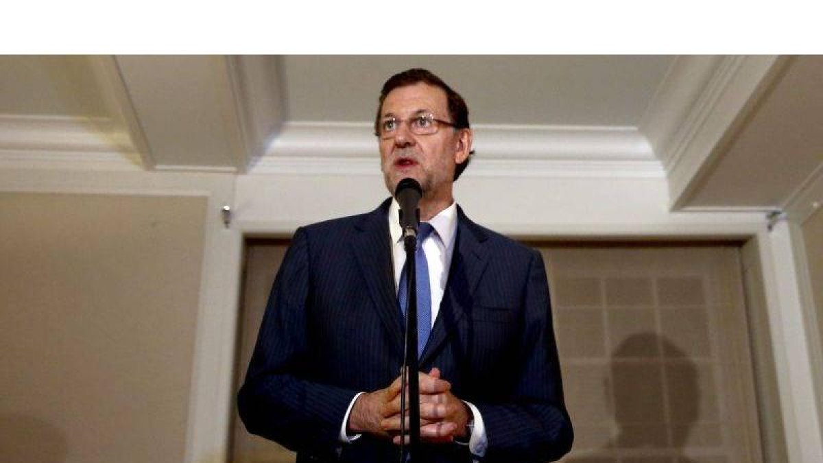 Mariano Rajoy atiende a los medios, a su llegada a Nueva York, esta madrugada.