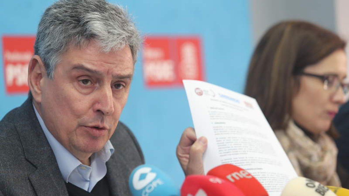 Graciliano Palomo, con Aurora Flórez al fondo, en la comparecencia ante los medios celebrada ayer en Ponferrada. L. DE LA MATA