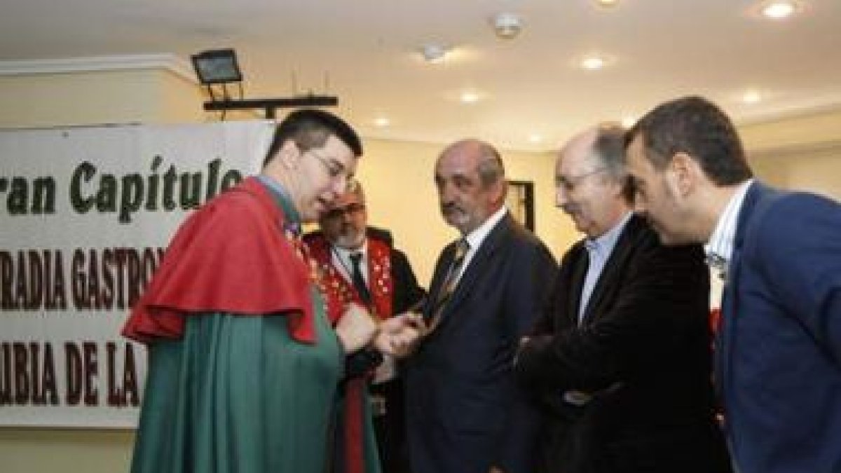 Un momento del nombramiento de Santos Llamas, Antonio Colinas y Roberto Brasero.