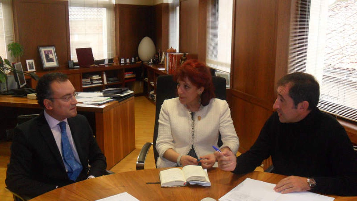 Un momento de la reunión entre Fernando Salguero, Victorina Alonso y Juan José Simón.