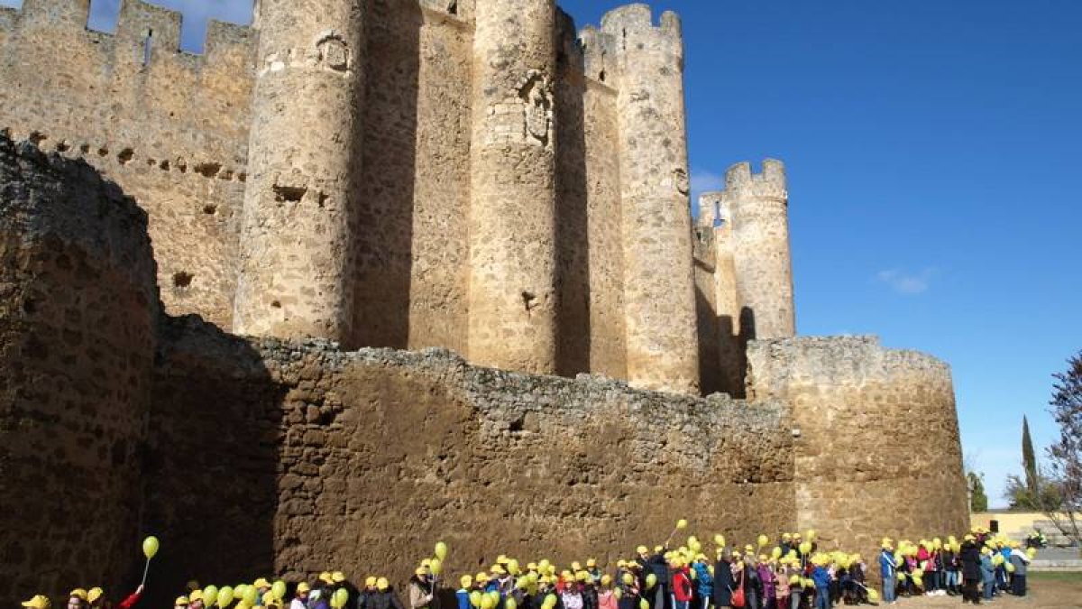 Cientos de personas 'abrazan' el castillo de Valencia de Don Juan