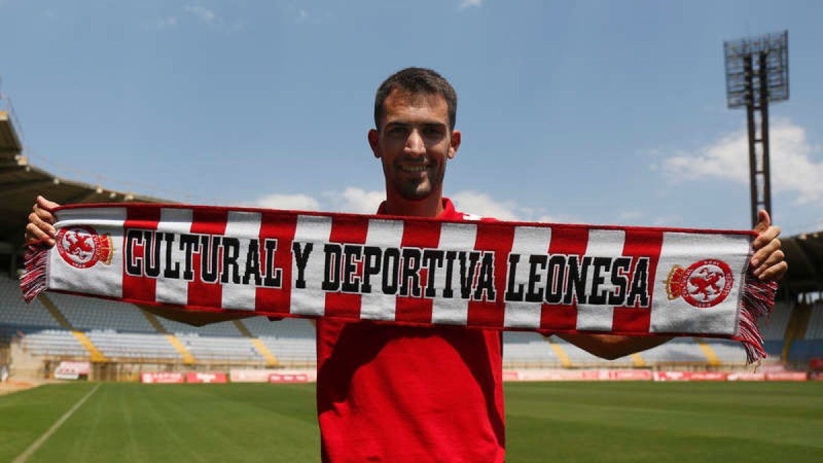 Claudio Medina durante su presentación como nuevo jugador de la Cultural y Deportiva Leonesa. FERNANDO OTERO