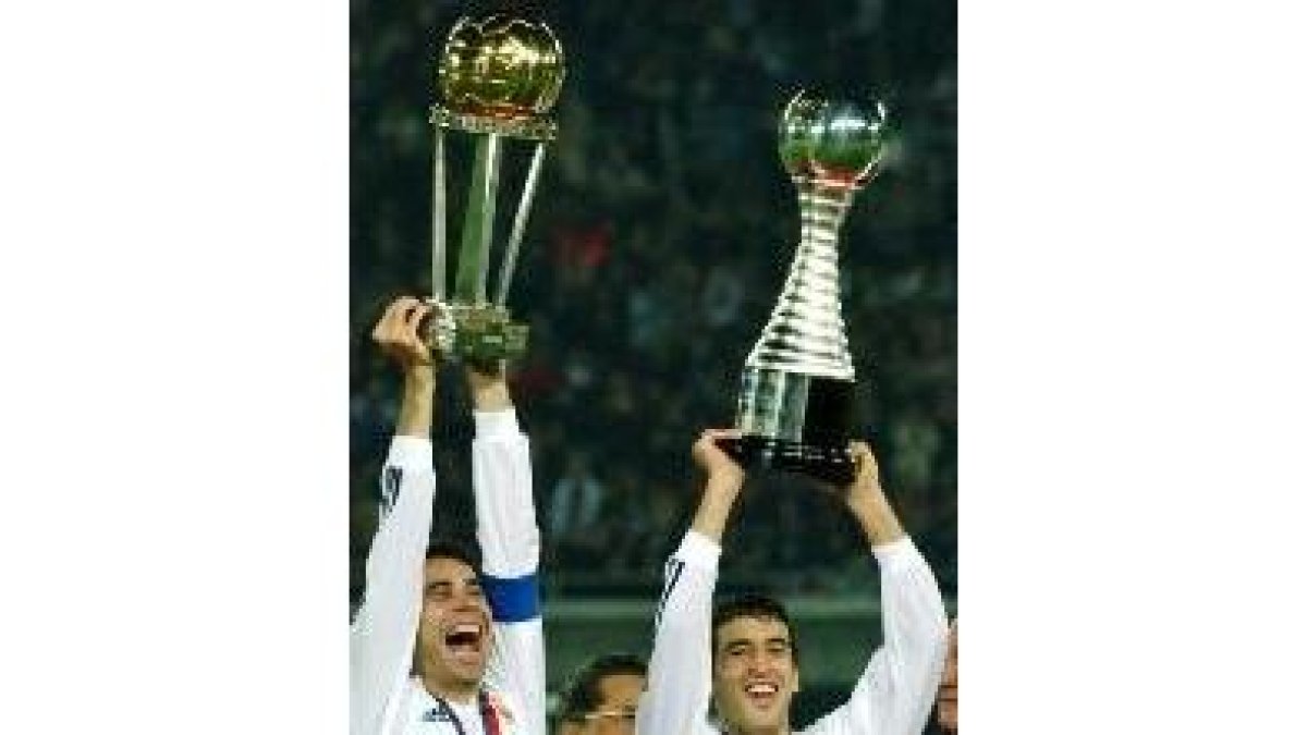 Hierro y Raúl alzan las copas concedidas al campeón y mejor jugador.