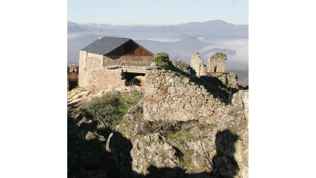 Castillo de Cornatel, con la casa colgante al fondo.