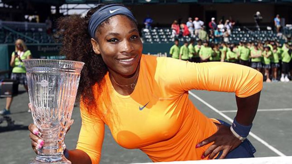 Serena Williams, con el trofeo que la acredita como ganadora del torneo de Charleston.