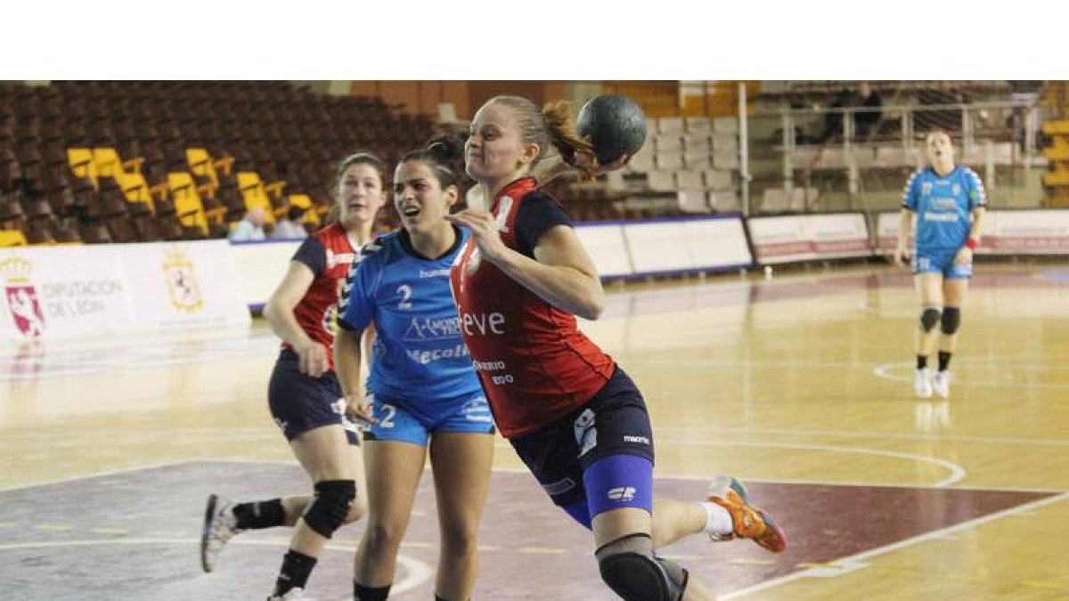 La rusa Daria Ilina fue ayer la más acertada en ataque del equipo leonés.