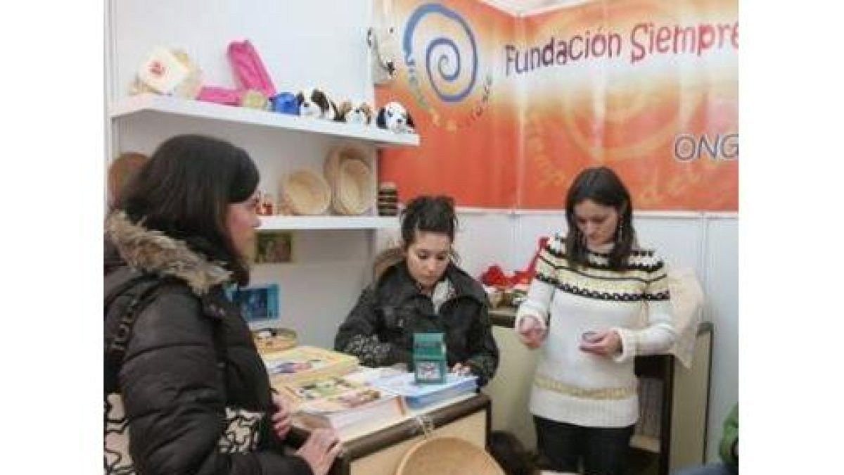 Florentino García, a la izquierda, con José Luis Chamorro y Carlos López Riesco con el primer desayu