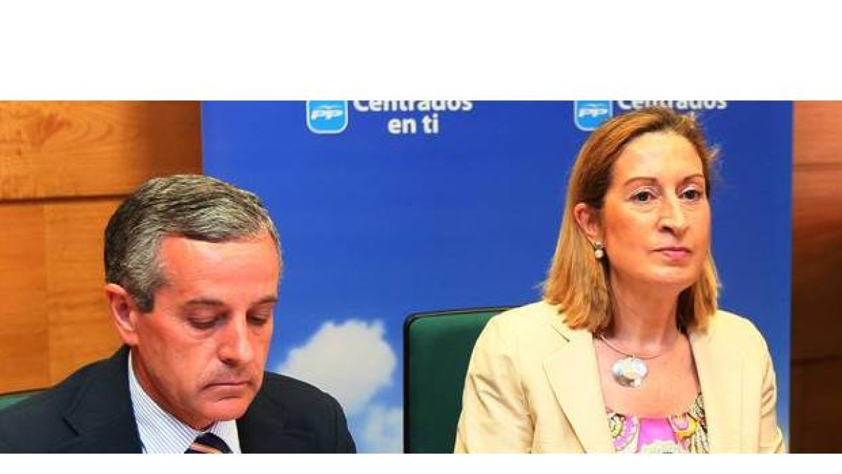 El alcalde de León y la ministra Pastor en una reunión que sostuvieron el 21 de febrero de 2012 en el Ministerio de Fomento