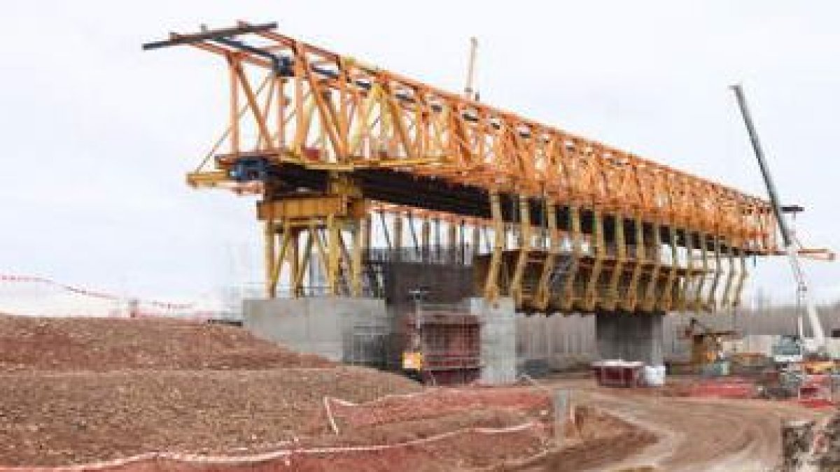 Parte inicial de la estructura del nuevo puente sobre el Esla para dar paso al AVE.