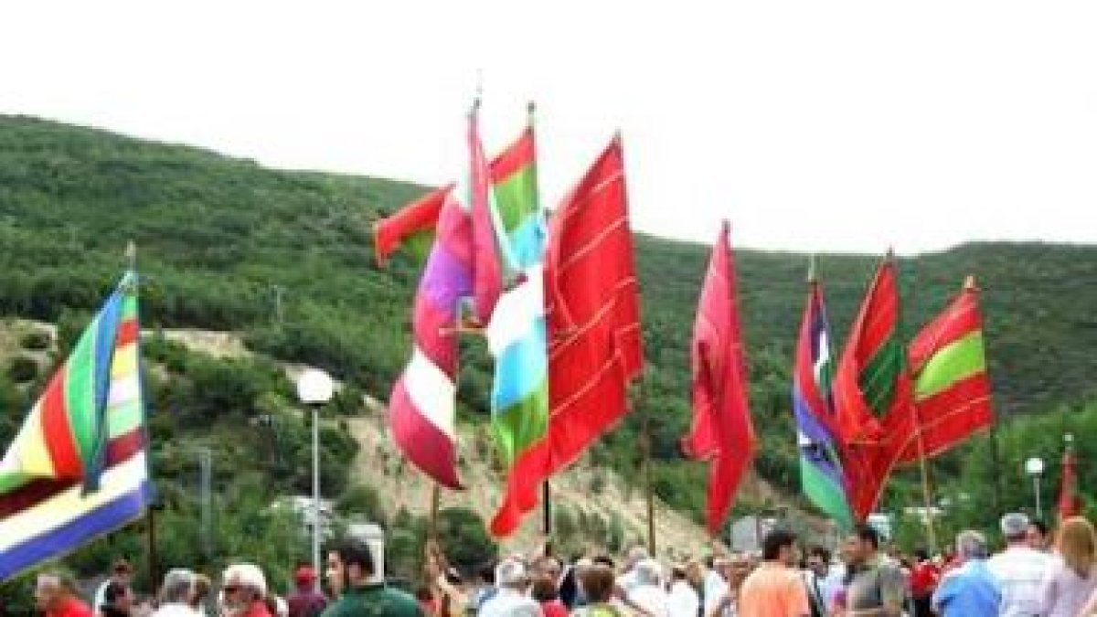Más de una treintena de pendones fueron mecidos desde la iglesia hasta la plaza de Arriba.