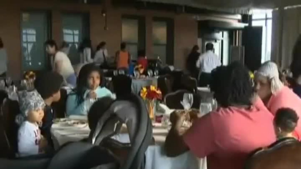 La familia de una novia, plantada el día antes de la boda, regala el banquete a los mendigos de Sacramento.