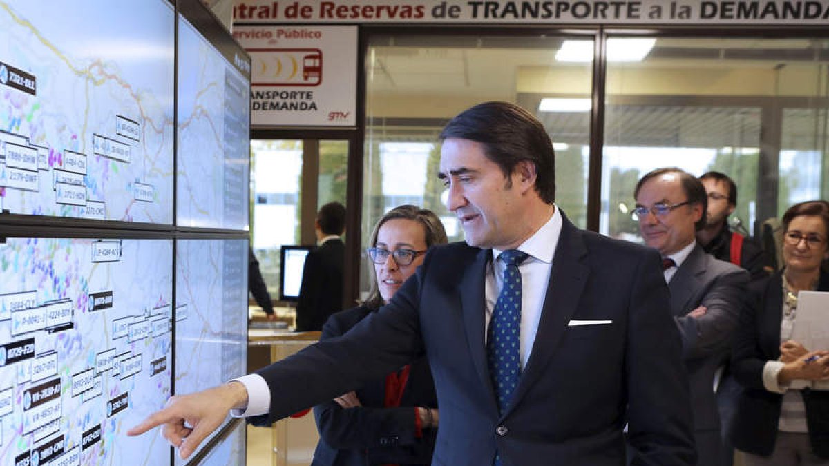 Suárez-Quiñones muestra a Ethel María Vázquez el modelo de transporte a la demanda. JUNTA