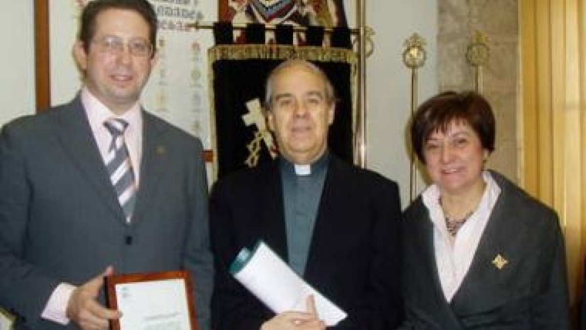 El secretario de la Junta Mayor recibió el pregón de manos de José Ramón Flecha