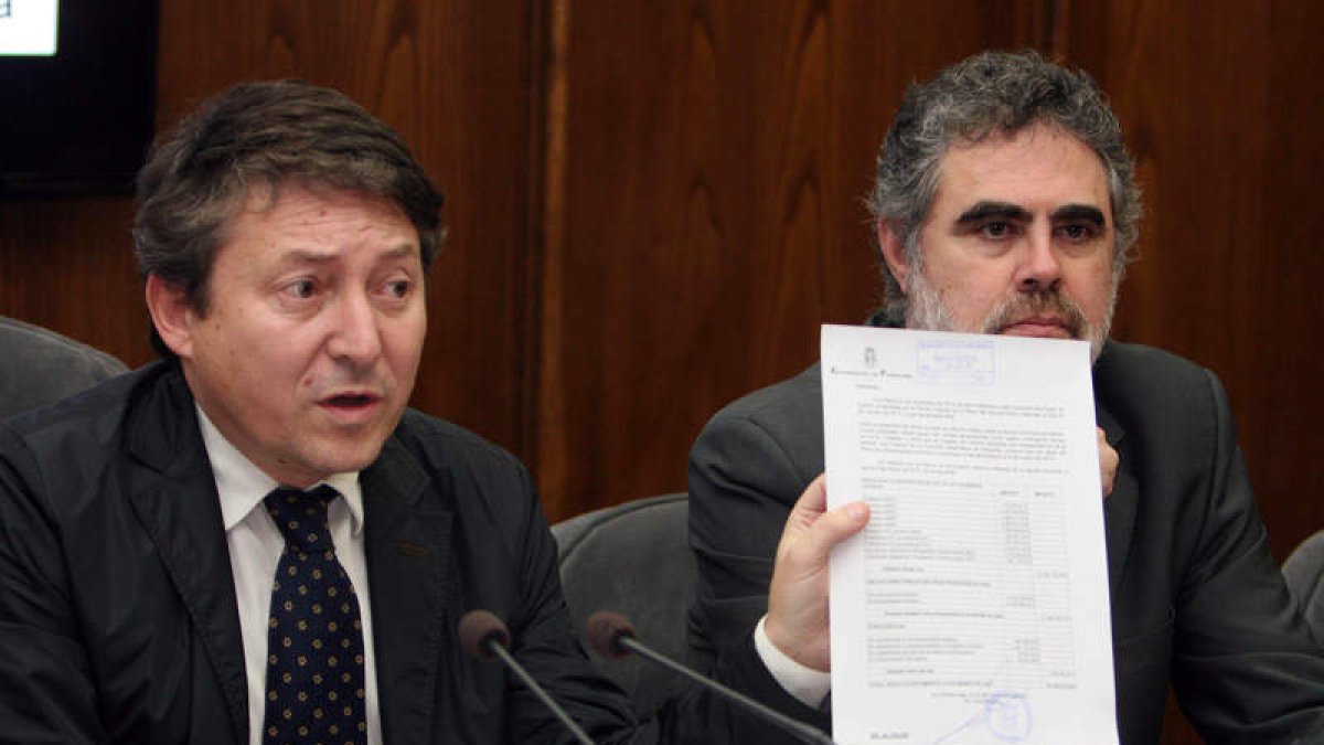Folgueral muestra el documento de Tesorería, junto al concejal de Hacienda, Fernando Álvarez.