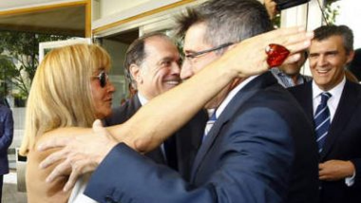 Carrasco y Fernández se abrazan, con la «bendición» de Villanueva.